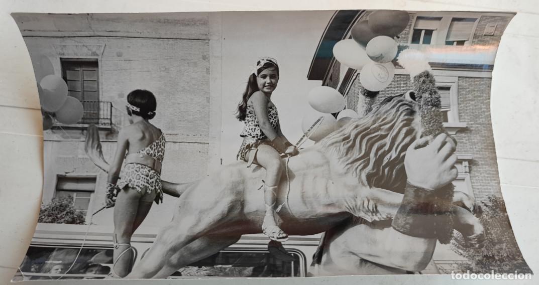 Fotograf&iacute;a antigua: AMAZONICAS INFANTILES ENTIERRO DE LA SARDINA ? MURCIA 1968, FOTOGRAFIA ANTIGUA, FOTO TOMAS 18 X 11,5