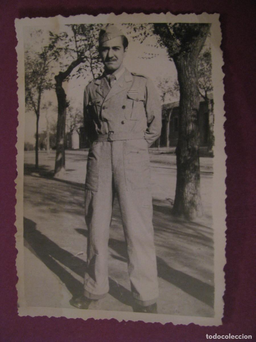 Fotograf&iacute;a antigua: FOTO DE UN MILITAR. SIN IDENTIFICAR EL LUGAR. A&Ntilde;OS 1940 O 50. 8,5X6 CM