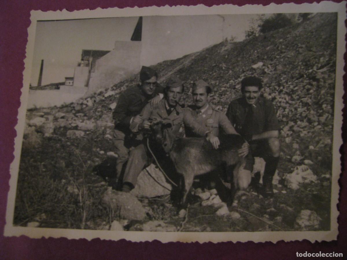 Fotograf&iacute;a antigua: FOTO DE UNOS MILITARES. SIN IDENTIFICAR EL LUGAR. A&Ntilde;OS 1940 O 50. 8,5X6 CM
