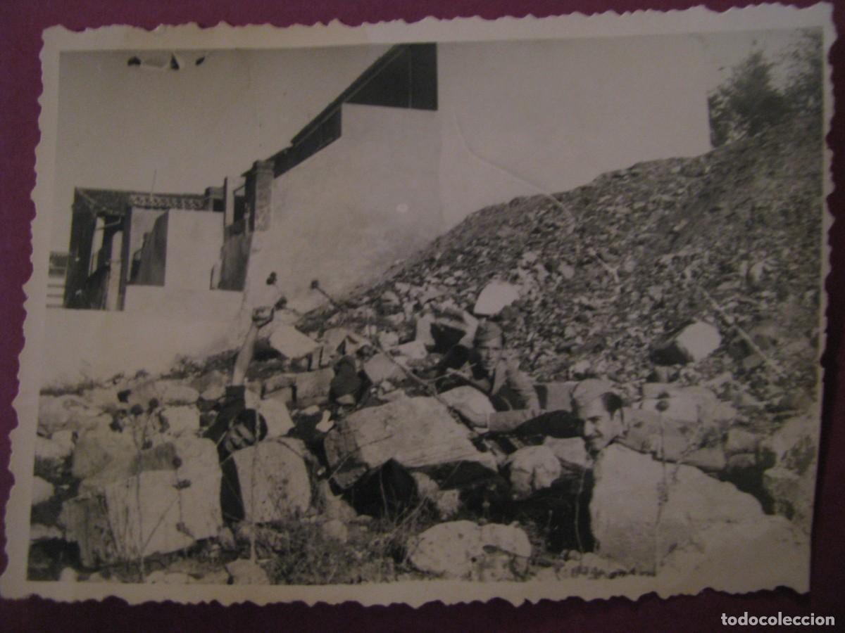 Fotograf&iacute;a antigua: FOTO DE UNOS MILITARES. SIN IDENTIFICAR EL LUGAR. A&Ntilde;OS 1940 O 50. 8,5X6 CM