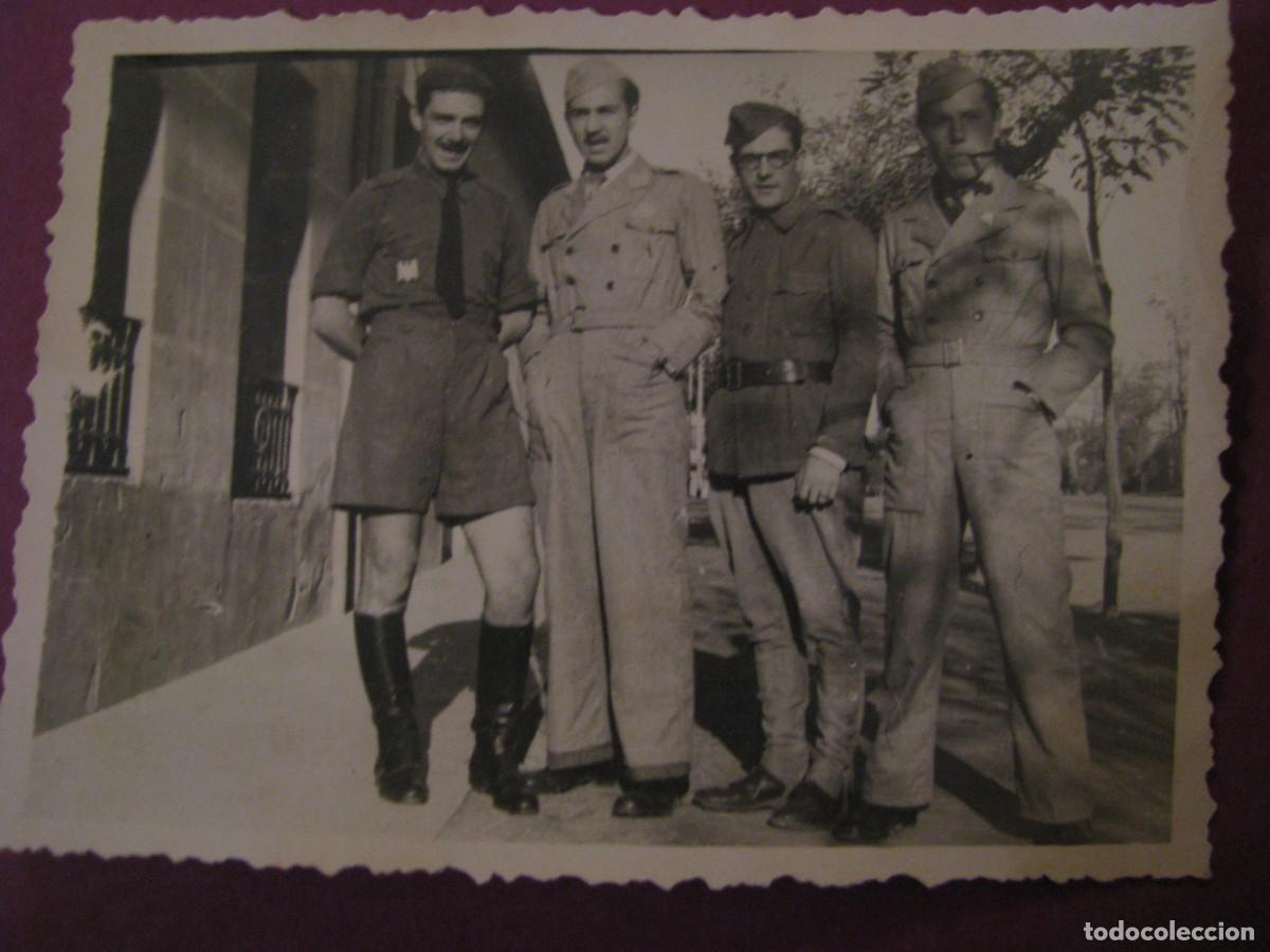 Fotograf&iacute;a antigua: FOTO DE UNOS MILITARES. SIN IDENTIFICAR EL LUGAR. A&Ntilde;OS 1940 O 50. 8,5X6 CM
