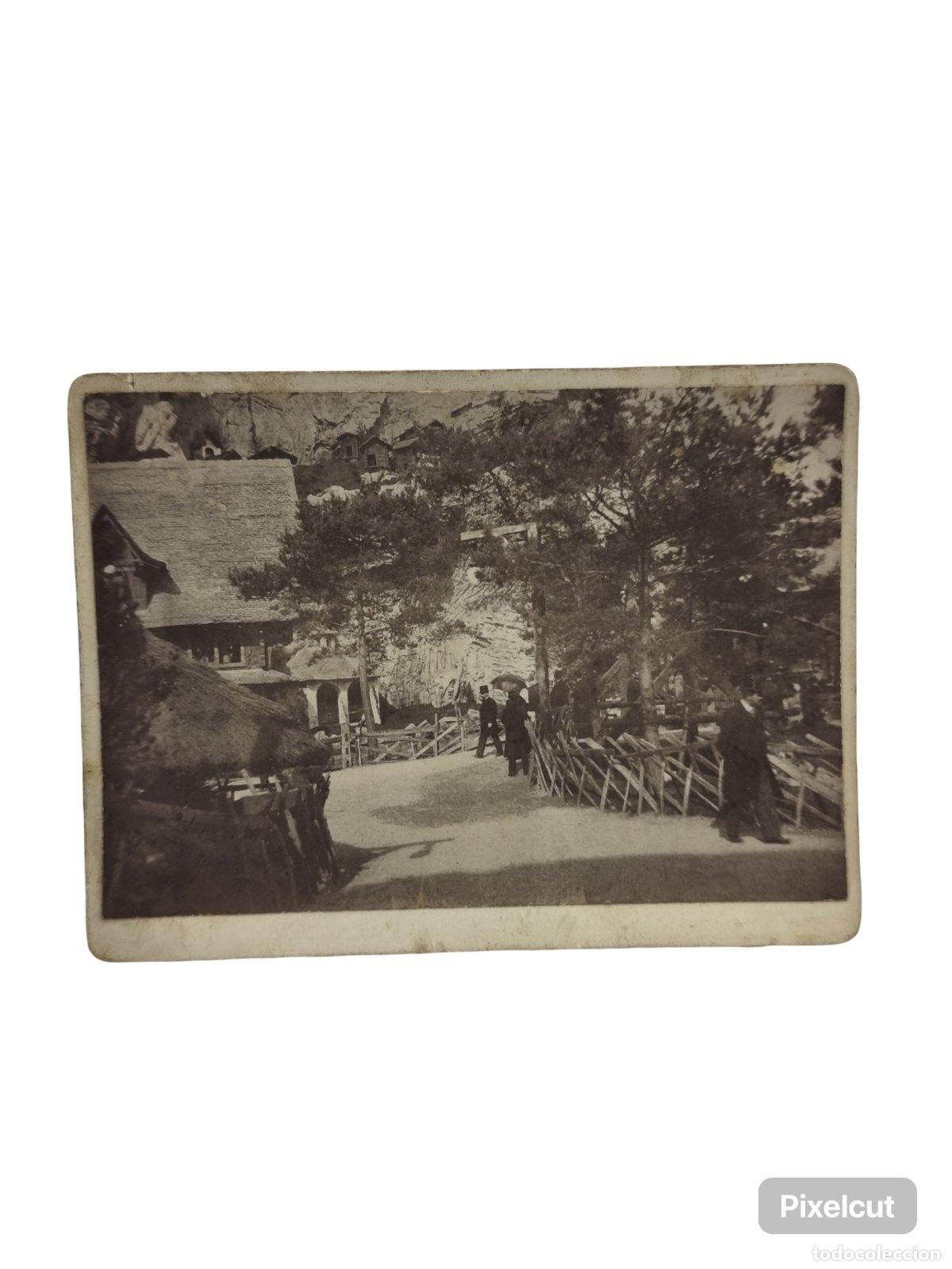 Fotograf&iacute;a antigua: Fotograf&iacute;a Antigua C. 1900 - Exposici&oacute;n Universal De Par&iacute;s: Recreaci&oacute;n Del &rdquo;Village Suisse&rdquo; (Pueblo