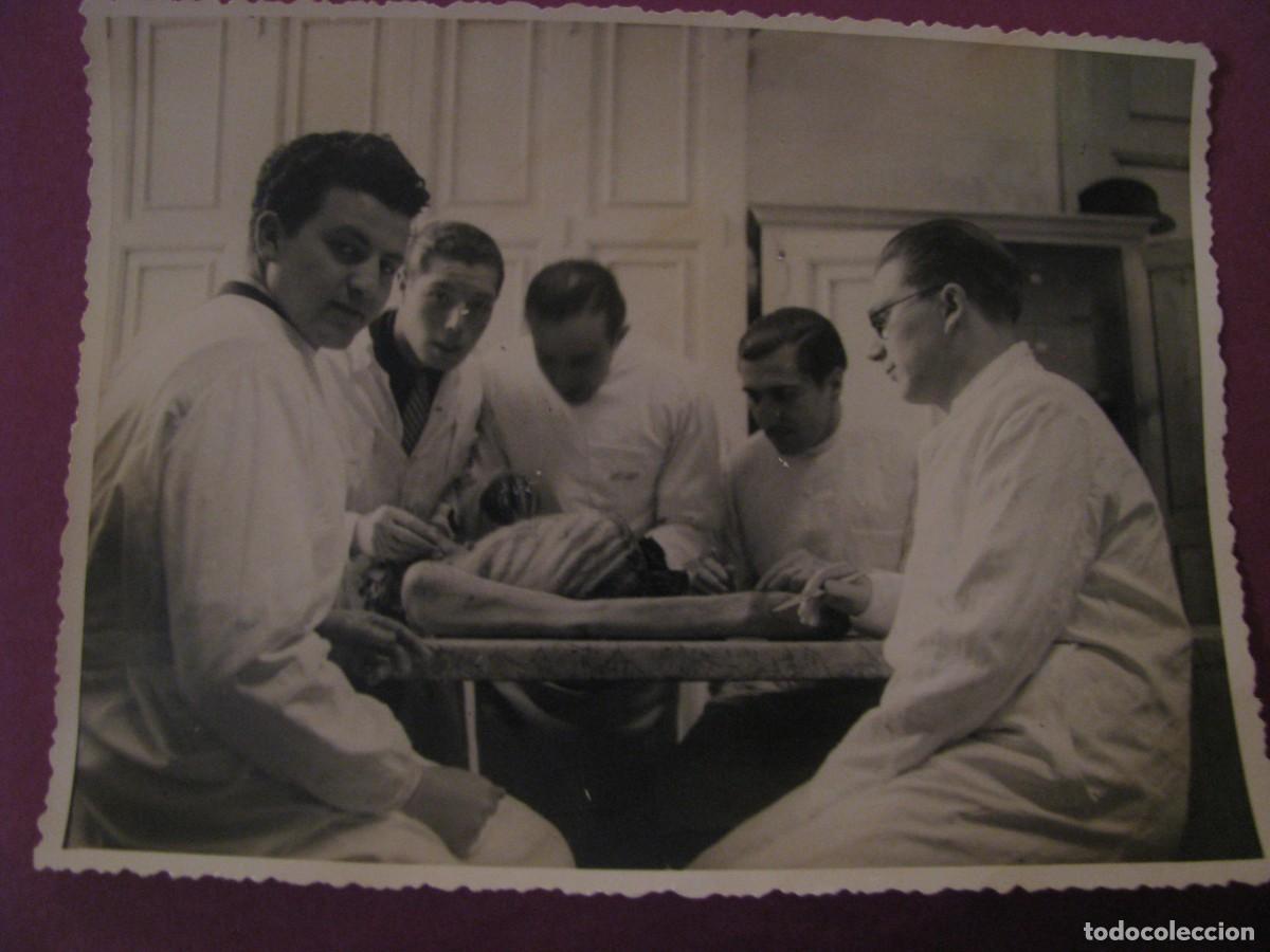 Fotograf&iacute;a antigua: FOTO DE ESTUDIANTES DE MEDICINA. DISECCION. A&Ntilde;OS 1940 O 50. 11,5X8,5 CM