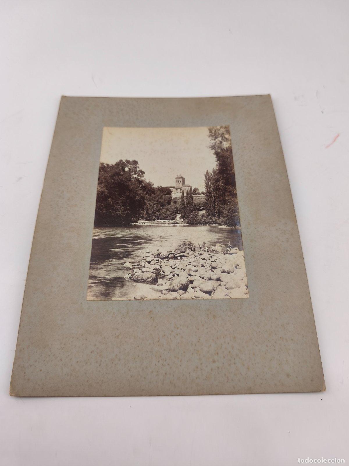 Fotograf&iacute;a antigua: Fotograf&iacute;a Antigua C. 1890-1910 - Vista Fluvial Con Torre / Iglesia En Alto Y Orilla Pedregosa - Gra