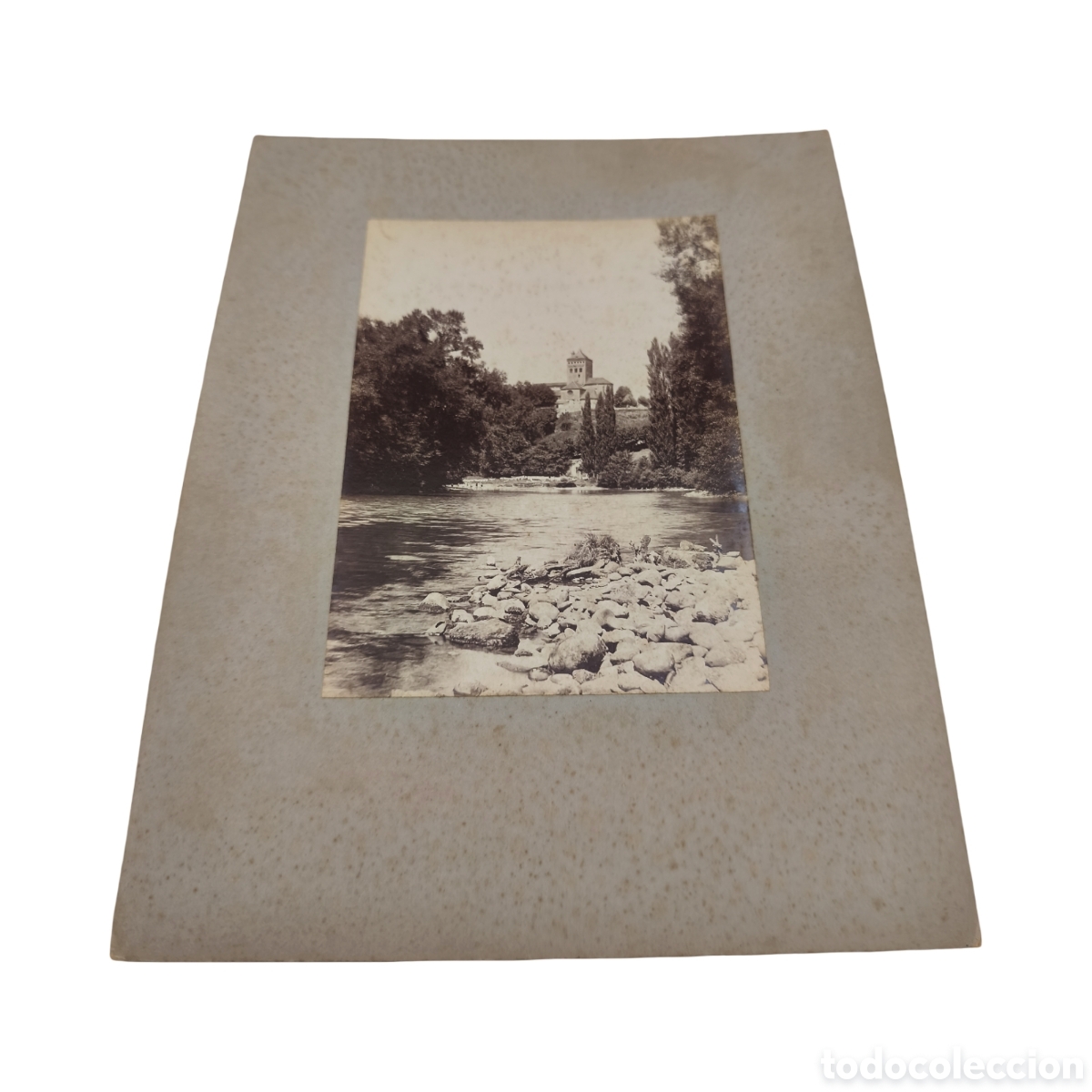 Fotograf&iacute;a antigua: Fotograf&iacute;a Antigua C. 1890-1910 - Vista Fluvial Con Torre / Iglesia En Alto Y Orilla Pedregosa - Gra