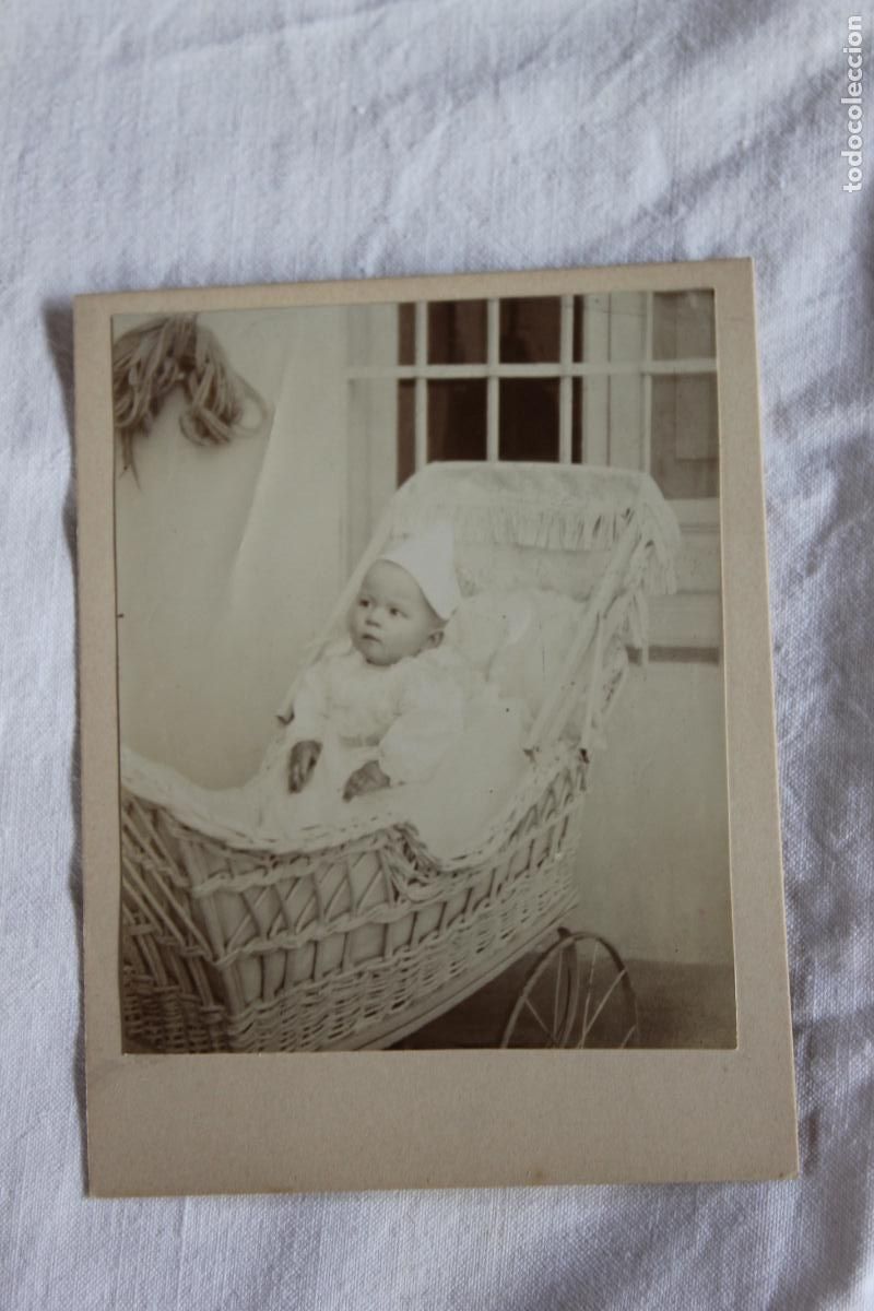 Fotograf&iacute;a antigua: NI&Ntilde;O EN CARRICOCHE DE ANEA Y RUEDAS DE FORJA