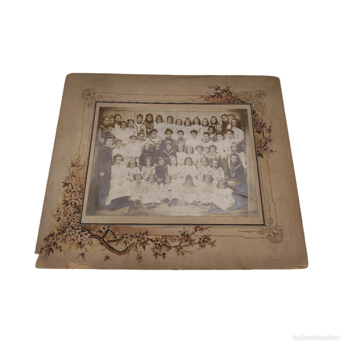 Fotograf&iacute;a antigua: Fotograf&iacute;a Antigua C. 1900-1915 - Grupo Escolar De Ni&ntilde;as - Soporte Decorado Orla Floral Art Nouveau