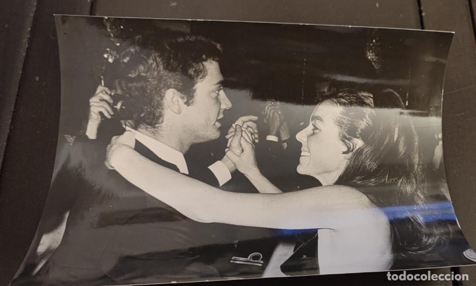 Fotograf&iacute;a antigua: EL PRINCIPE CARLOS GUSTAVO DE SUECIA CON CAROLA DYRSSEN, A&Ntilde;OS 60, FOTOGRAFIA ANTIGUA, 15,5 X 11,5 CM