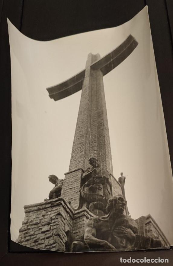 Fotograf&iacute;a antigua: CRUZ DEL VALLE DE LOS CAIDOS, DETALLE, A&Ntilde;OS 60, FOTOGRAFIA ANTIGUA, 24 X 18,5 CM