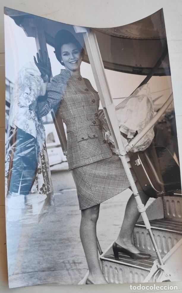 Fotograf&iacute;a antigua: MARIA AMPARO RODRIGO MISS ESPA&Ntilde;A A LONDRES DONDE SE VINO EN 1968, FOTOGRAFIA ANTIGUA 20,5 X 16,5 CM