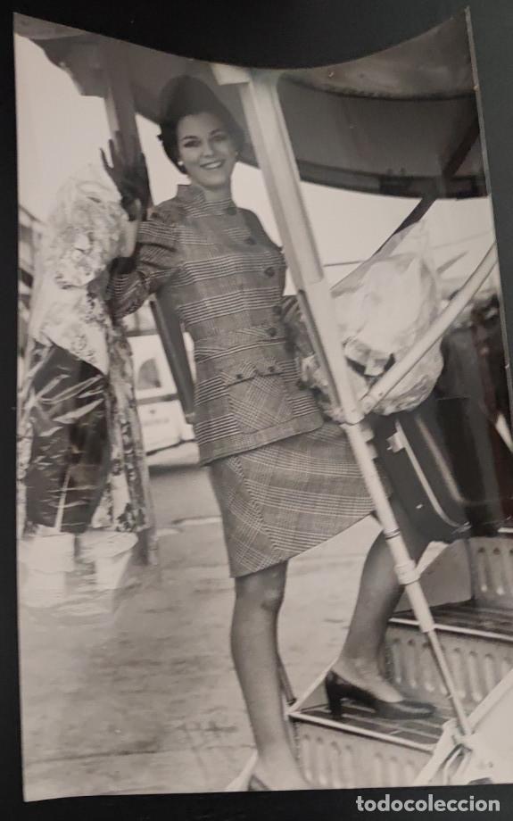 Fotografia antica: MARIA AMPARO RODRIGO MISS ESPA&Ntilde;A A LONDRES DONDE SE VINO EN 1968, FOTOGRAFIA ANTIGUA 20,5 X 16,5 CM