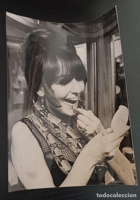 Fotograf&iacute;a antigua: RENEE RENATTA CON SU BOA LOVE AL CUELLO, HACIA 1968, FOTOGRAFIA ANTIGUA 20,5 X 16,5 CM