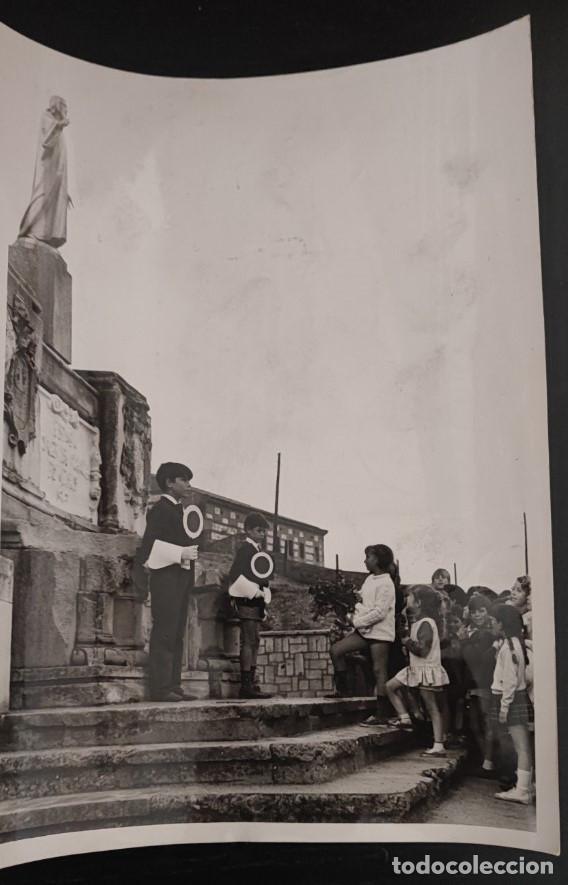 Fotograf&iacute;a antigua: OFRENDA EN MADRID A LAS VICTIMAS INFANTILES DE TRAFICO, 1968, FOTOGRAFIA ANTIGUA 20,5 X 16,5 CM