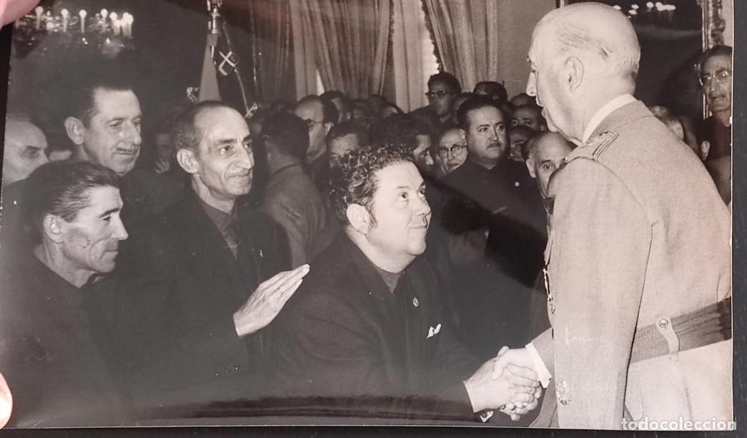 Fotograf&iacute;a antigua: EL GENERALISIMO FRANCO RECIBE A LA HERMANDAD DE LA PRIMERA BANDERA, FOTOGRAFIA ANTIGUA, 24 X 18,5 CM