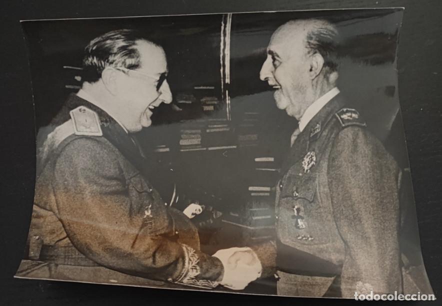 Fotograf&iacute;a antigua: EL GENERALISIMO FRANCO CON EL GENERAL MIGUEL RODRIGO MARTINEZ, FALLECIDO, 17 X 14,5 CM
