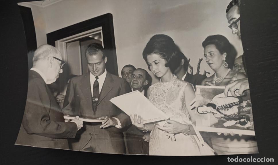 Fotograf&iacute;a antigua: LOS PRINCIPES JUAN CARLOS Y SOFIA, LA INFANTA PILAR Y DON GONZALO, FOTOGRAFIA ANTIGUA, 19 X 14,5 CM
