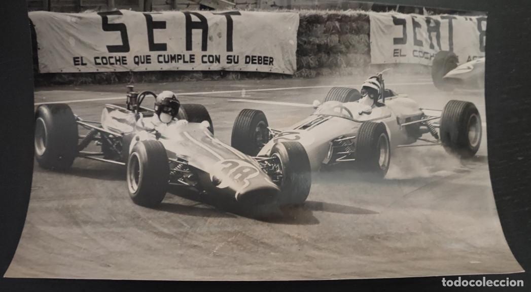 Fotograf&iacute;a antigua: CHOQUE DE LOS COCHES DE CHARLES LUCAS Y PETER WESTBURY EN MONTJUIC EN 1968, 19,5 X 12 CM