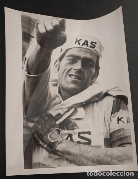 Fotograf&iacute;a antigua: GREGORIO SAN MIGUEL SE PONE EL MAILLOT AMARILLO EN TOUR DE FRANCIA EN 1968, 19,5 X 15,5 CM