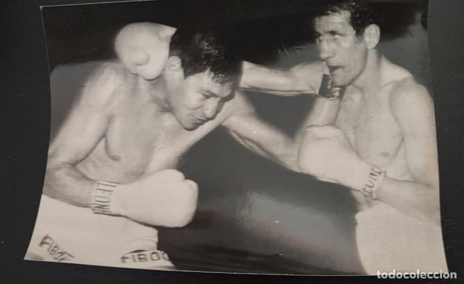 Fotograf&iacute;a antigua: COMBATE DE BOXEO ENTRE CARLOS DURAN Y EL ESPAOL FOLLEDO, TURIN 1968, TELEFOTO 16 X 12 CM