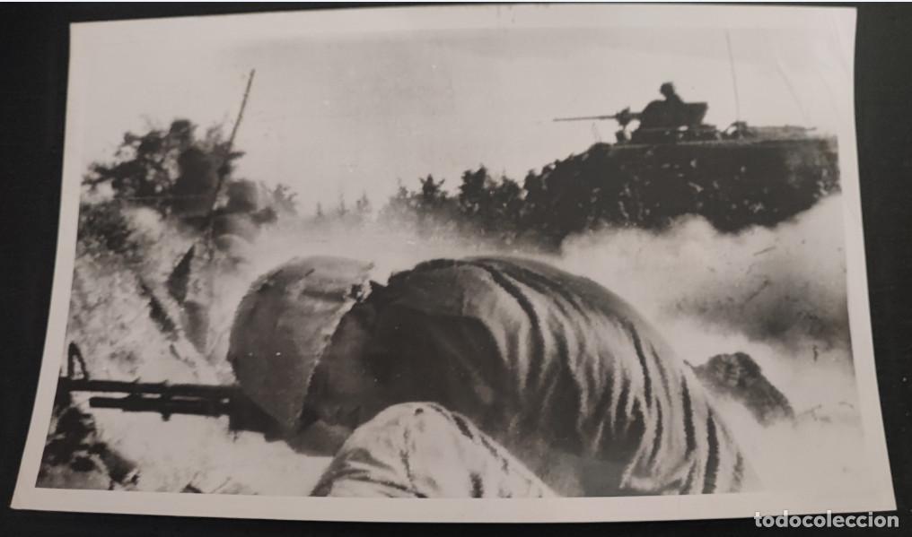 Fotograf&iacute;a antigua: SOLDADOS AMERICANOS ACRIBILLADOS EN VIETNAM POR FUEGO ENEMIGO EN 1968, TELEFOTO 20,5 X 13 CM