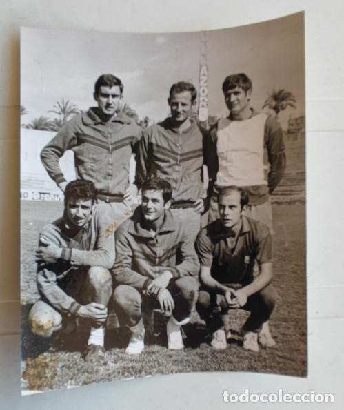 Fotograf&iacute;a antigua: JUGADORES DE FUTBOL DEL BARCELONA 1968, UCLES ELCHE, FOTOGRAFIA ANTIGUA, 11 X 9 CM