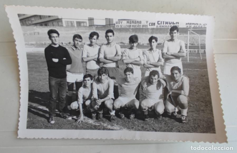 Fotograf&iacute;a antigua: JUGADORES DE FUTBOL EQUIPO JUVENIL JOYA GANADOR DE LA COPA, ELDA 1967, FOTOGRAFIA ANTIGUA, 14 X 9 CM