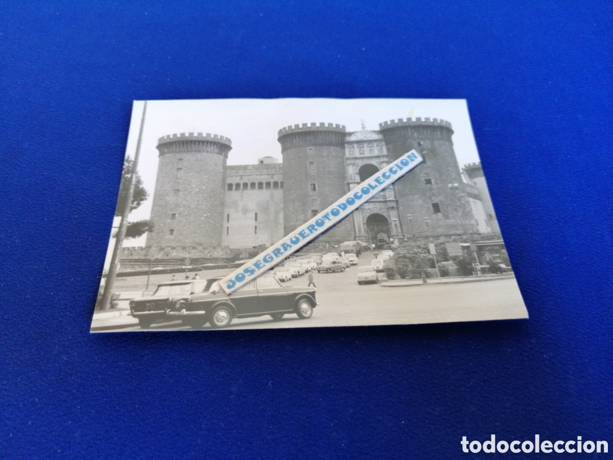 Fotograf&iacute;a antigua: NAPOLES (ITALIA) CASTELL NUOVO - MASCHINO ANGIONIO-COCHE FIAT 1100 A&Ntilde;O 1966