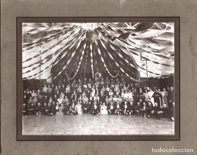 Fotograf&iacute;a antigua: FOTO GRUPO DE PERSONAS Y ORQUESTA EN ESCENARIO. CELEBRACION MILITAR. ENTRE 1939-1950 - ALBUMINA-4276