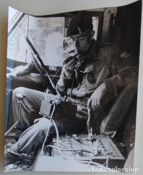 Fotograf&iacute;a antigua: SOLDADO A IDENTIFICAR DENTRO DE COCHE CON TRANSMISIONES, FOTOGRAFIA ANTIGUA, 23 X 15 CM