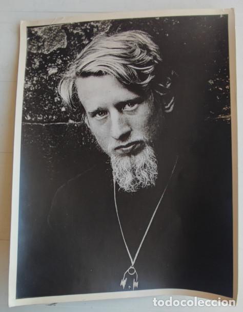 Fotograf&iacute;a antigua: DIBUJANTE HIPPIE PEDRO MARTINEZ CARRION DE BARCELONA MEDALLA DE ORO, FOTOGRAFIA DE 1968 23,5 X 18 CM