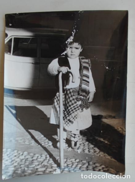 Fotograf&iacute;a antigua: FOTOGRAFIA ANTIGUA DE NI&Ntilde;O VESTIDO DE PASTOR, A&Ntilde;OS 60, 24 X 18 CM