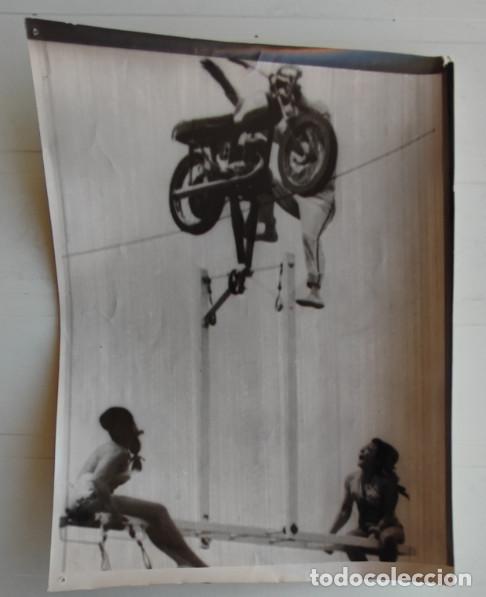 Fotograf&iacute;a antigua: LOS DIABLOS VOLADORES, TROUPE DE TRAPECISTAS, MOTO SOBRE CABLE, FOTO O TELEFOTO 1968, 23 X 17 CM