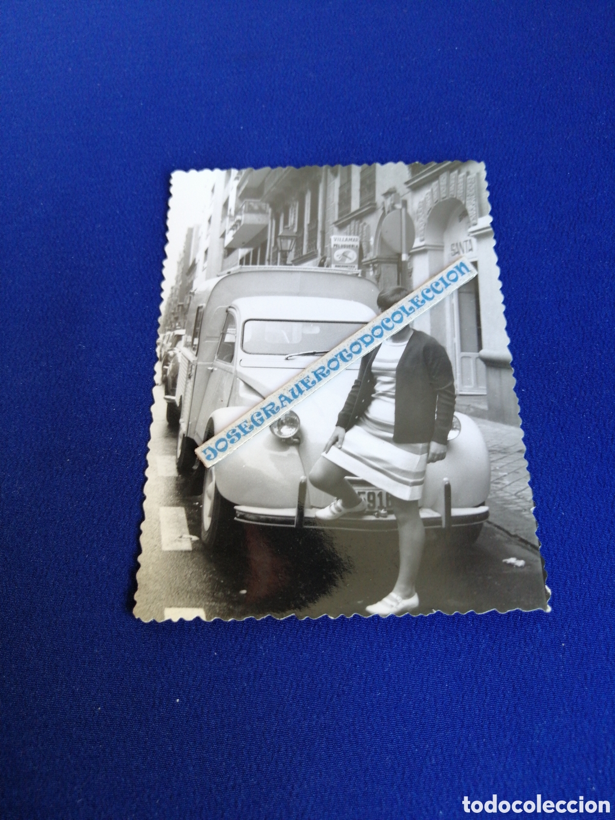 Fotograf&iacute;a antigua: CITROEN 2CV CON MODELO POSANDO
