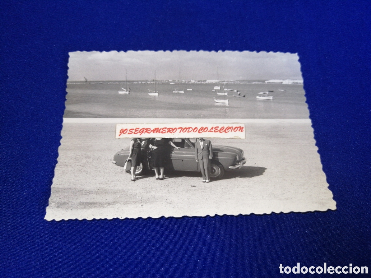 Fotograf&iacute;a antigua: RENAULT DAUPHINE COCHE CON MODELOS POSANDO FOTOGRAF&Iacute;A ANTIGUA SIGLO PASADO