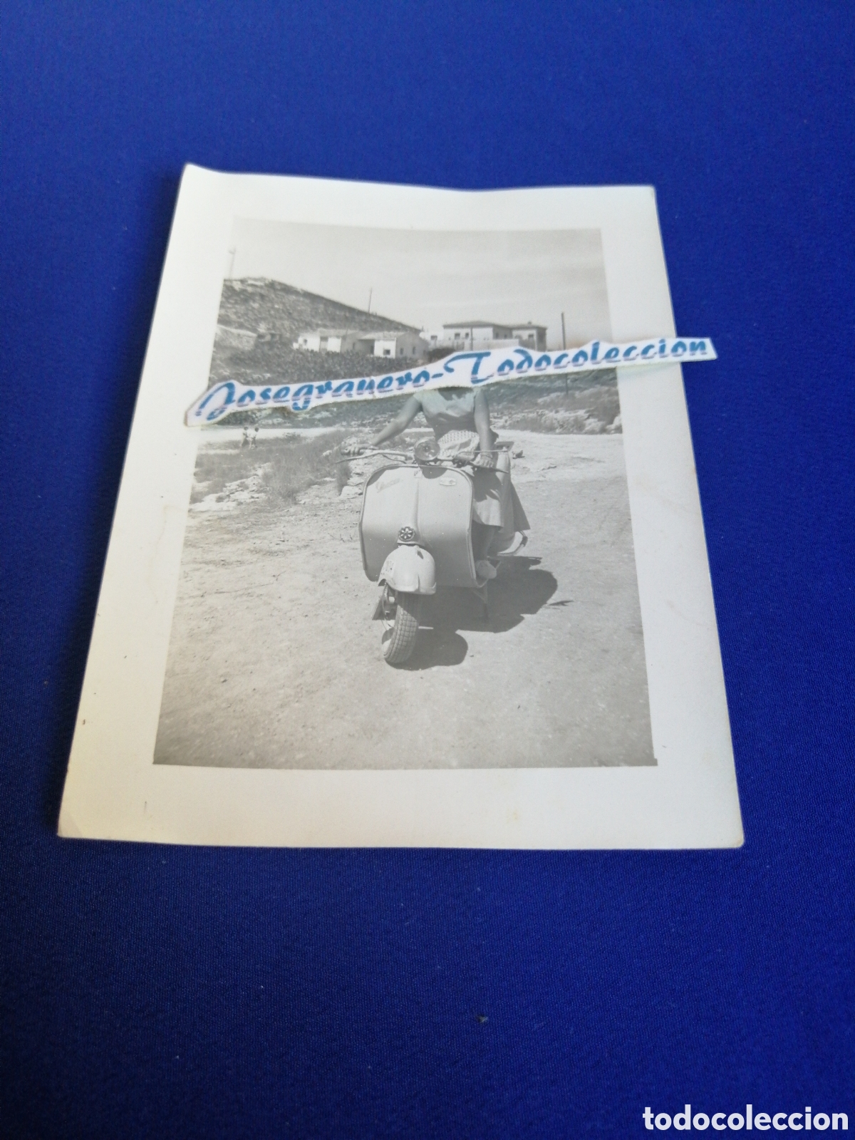 Fotograf&iacute;a antigua: MOTO VESPA MODELO POSANDO A&Ntilde;O 1956 FOTOGRAF&Iacute;A ANTIGUA SIGLO PASADO
