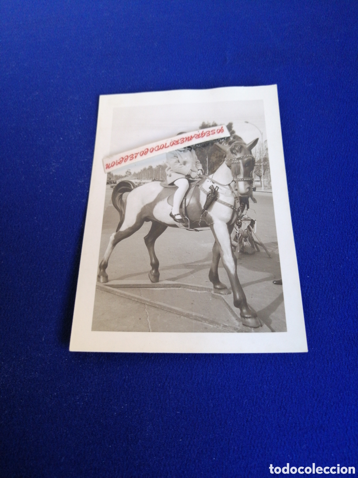 Fotograf&iacute;a antigua: NI&Ntilde;A MODELO CON CABALLO DE JUGUETE - ALAMEDA (VALENCIA) SELLO FOTOGR&Aacute;FICO FOTO L&Aacute;ZARO (VALENCIA)