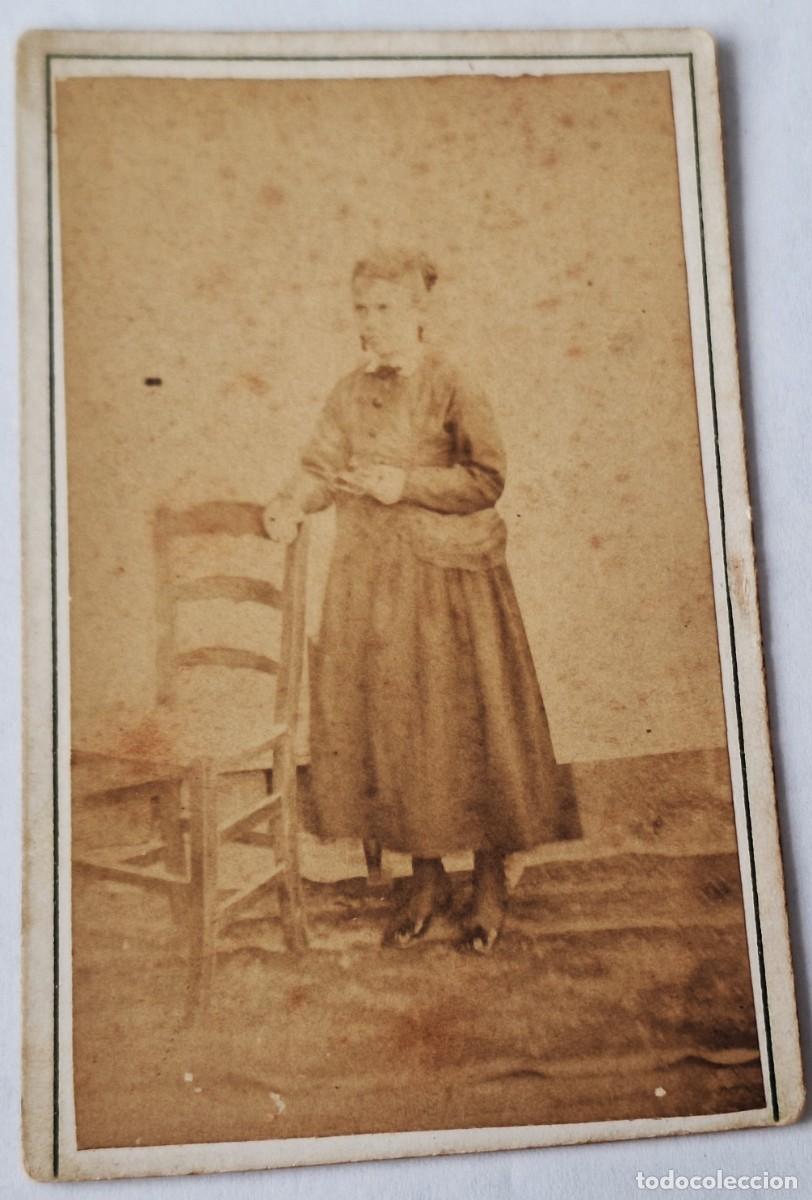 Fotograf&iacute;a antigua: FOTOGRAFIA ALBUMINA MUY ANTIGUA EN CARTON -10 X 6 CM. - SE&Ntilde;ORA MAYOR CON SILLA - SIGLO XIX