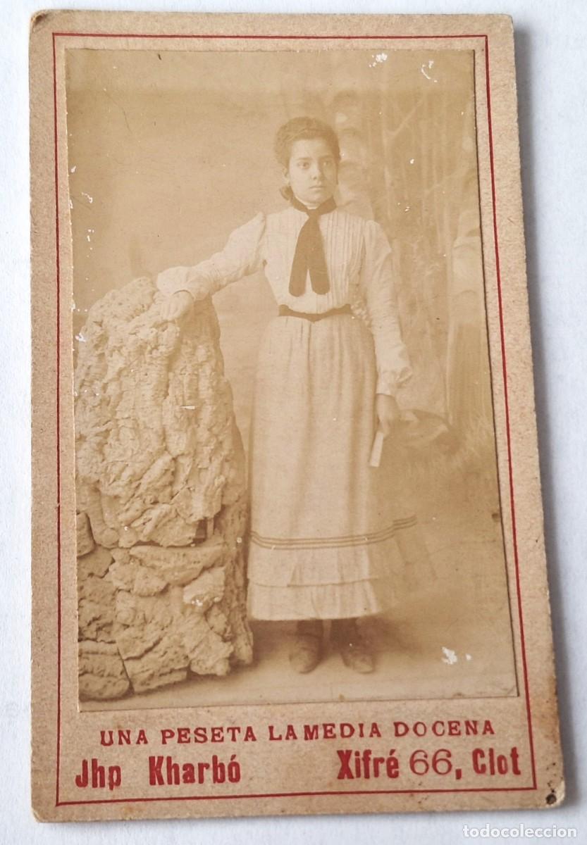 Fotograf&iacute;a antigua: FOTOGRAFIA ALBUMINA MUY ANTIGUA EN CARTON -10 X 6 CM. - SE&Ntilde;ORA CON TROZO COLUMNA - SIGLO XIX