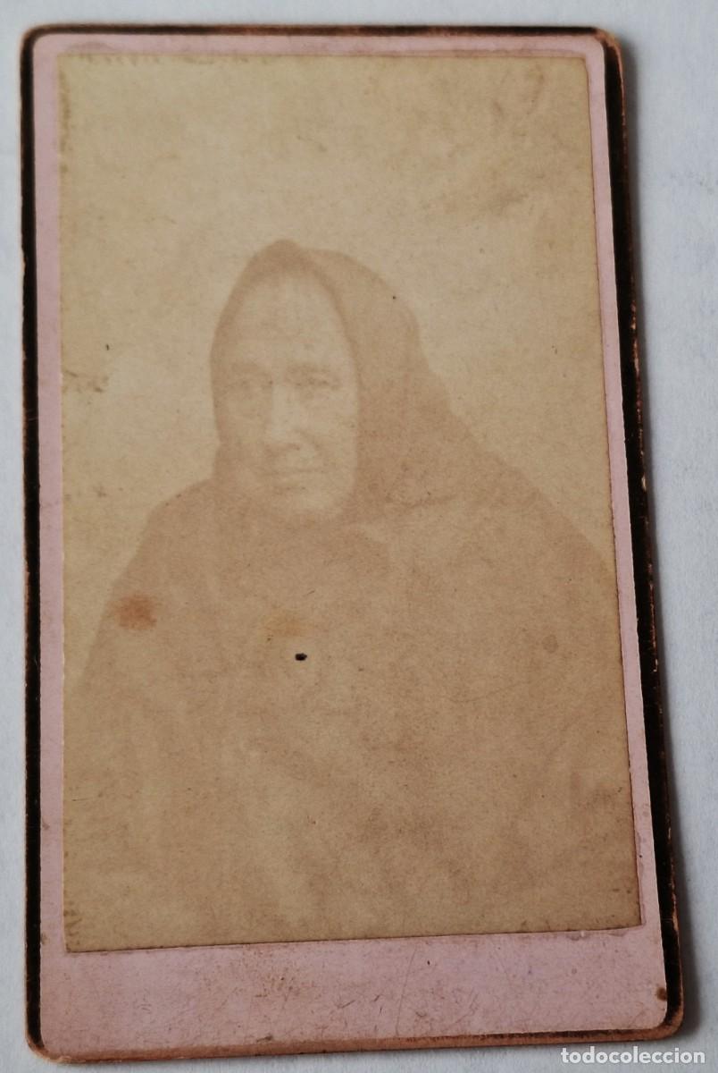 Fotograf&iacute;a antigua: FOTOGRAFIA ALBUMINA MUY ANTIGUA EN CARTON -10 X 6 CM. - SE&Ntilde;ORA CON PA&Ntilde;UELO CABEZA - SIGLO XIX