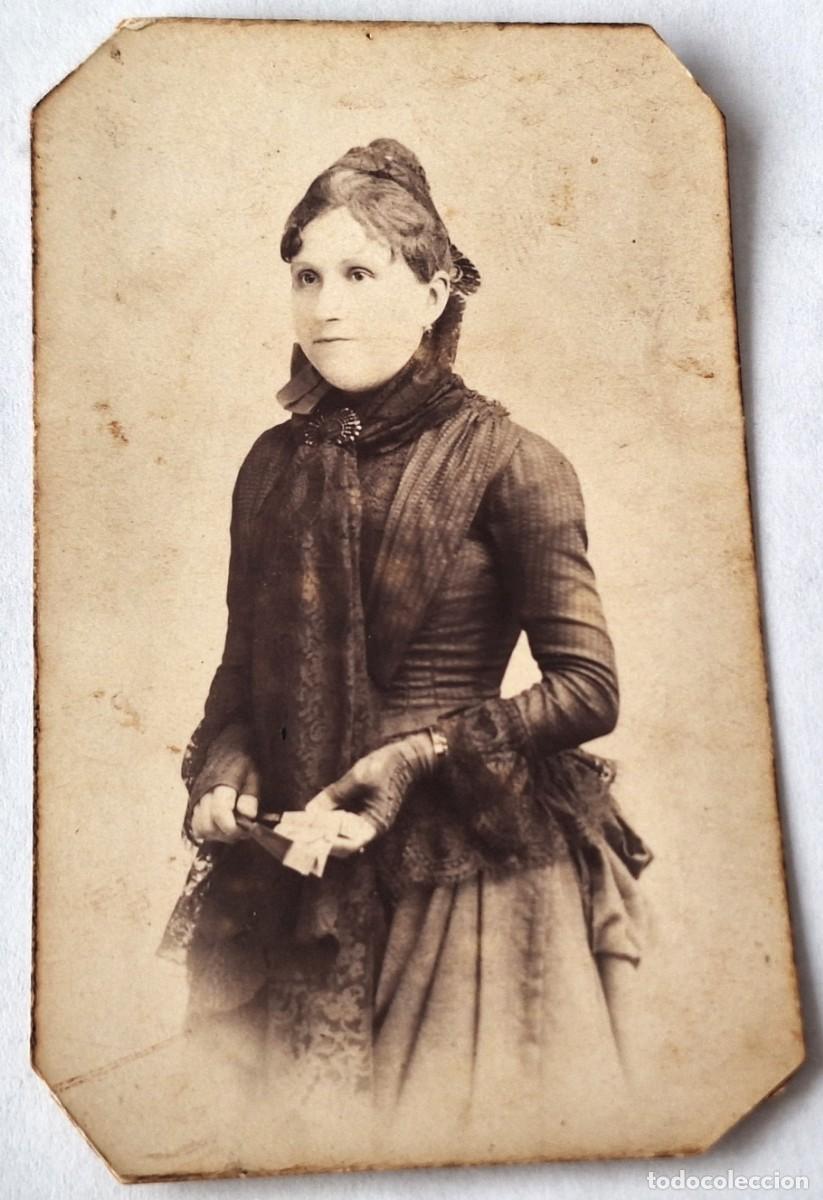 Fotograf&iacute;a antigua: FOTOGRAFIA ALBUMINA MUY ANTIGUA EN CARTON -10 X 6 CM. - DAMA CON ABANICO - SIGLO XIX
