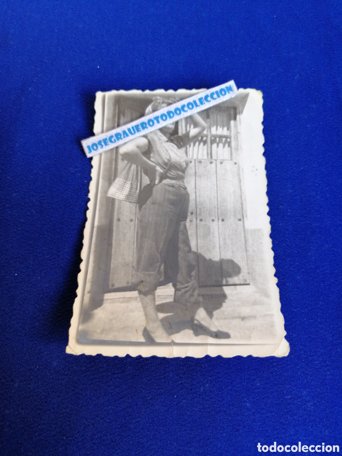 Fotograf&iacute;a antigua: MODELO POSANDO JUNTO A PUERTA DE MADERA CASA DE PUEBLO FOTOGRAF&Iacute;A ANTIGUA SIGLO PASADO