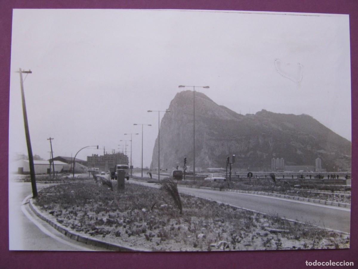 Fotograf&iacute;a antigua: FOTO DEL A&Ntilde;O 1986. LA LINEA DE LA CONCEPCION, PE&Ntilde;ON DE GIBRALTAR. 12,5X9 CM