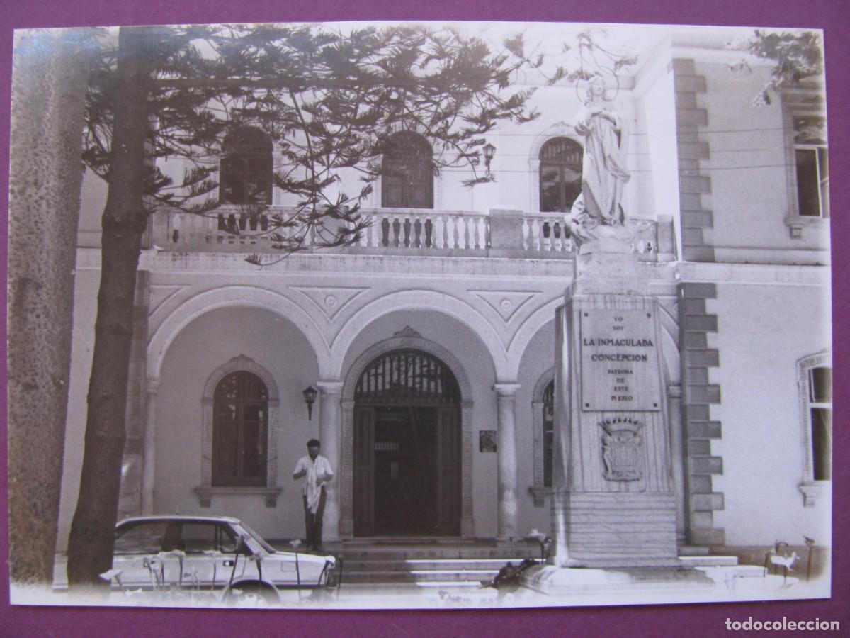 Fotograf&iacute;a antigua: FOTO DEL A&Ntilde;O 1986. LA LINEA DE LA CONCEPCION, AYUNTAMIENTO. 12,5X9 CM