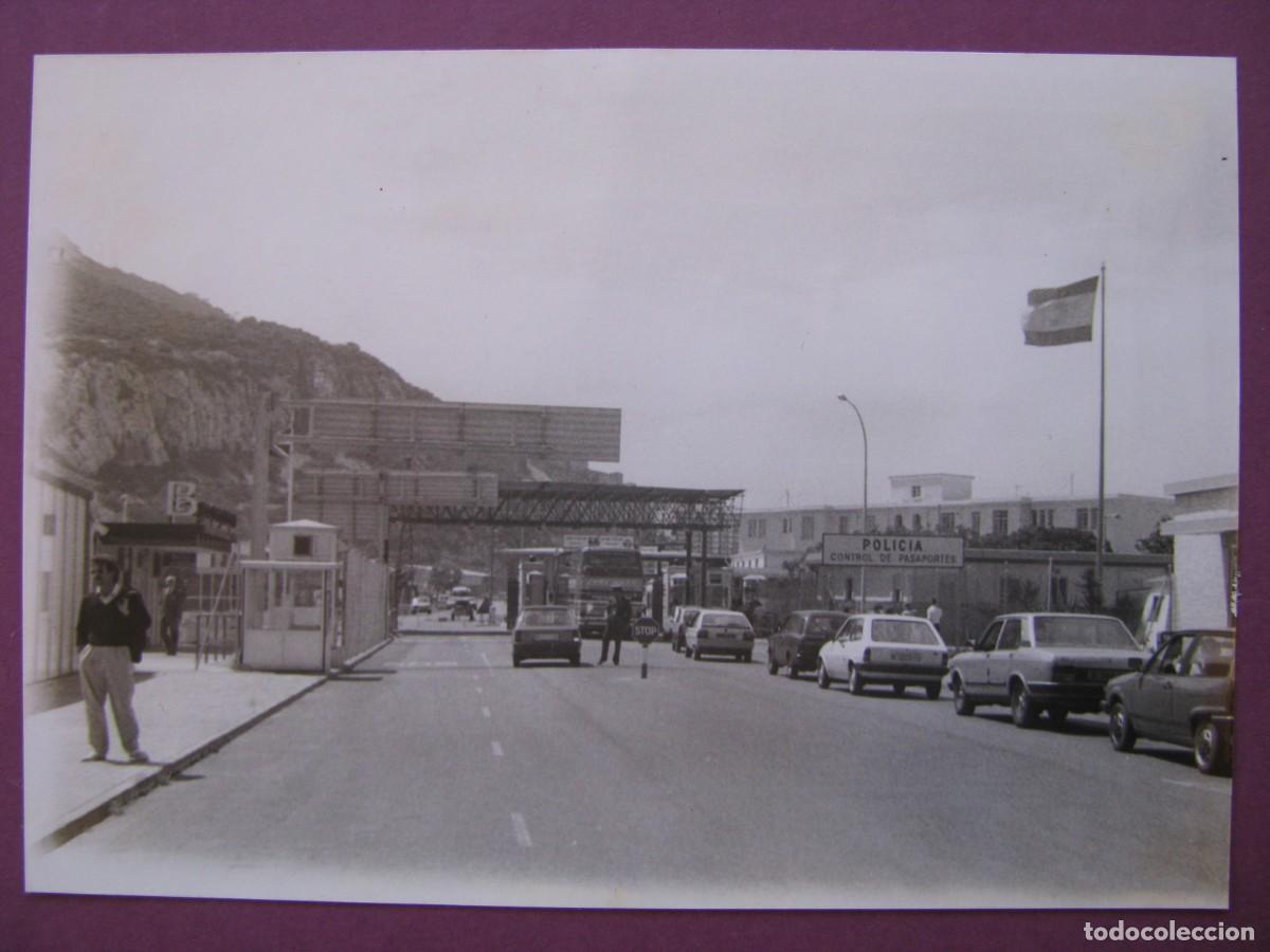 Fotograf&iacute;a antigua: FOTO DEL A&Ntilde;O 1986. LA LINEA DE LA CONCEPCION, ADUANA. 12,5X9 CM