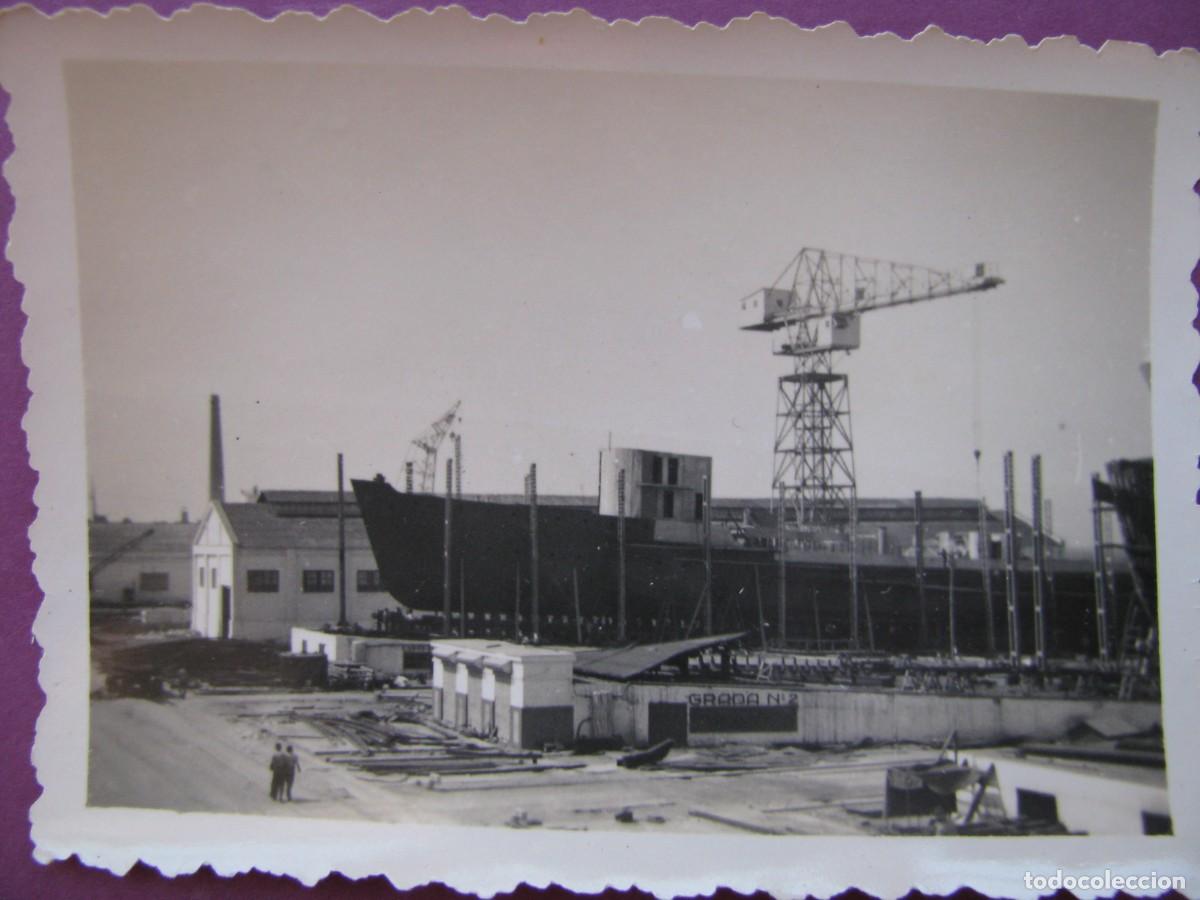 Fotograf&iacute;a antigua: FOTO ANTIGUA 1959 EMPRESA BAZ&Aacute;N ASTILLERO DE SAN FERNANDO C&Aacute;DIZ GRADA 2 CONSTRUCCI&Oacute;N NAVAL. 9X6 CM