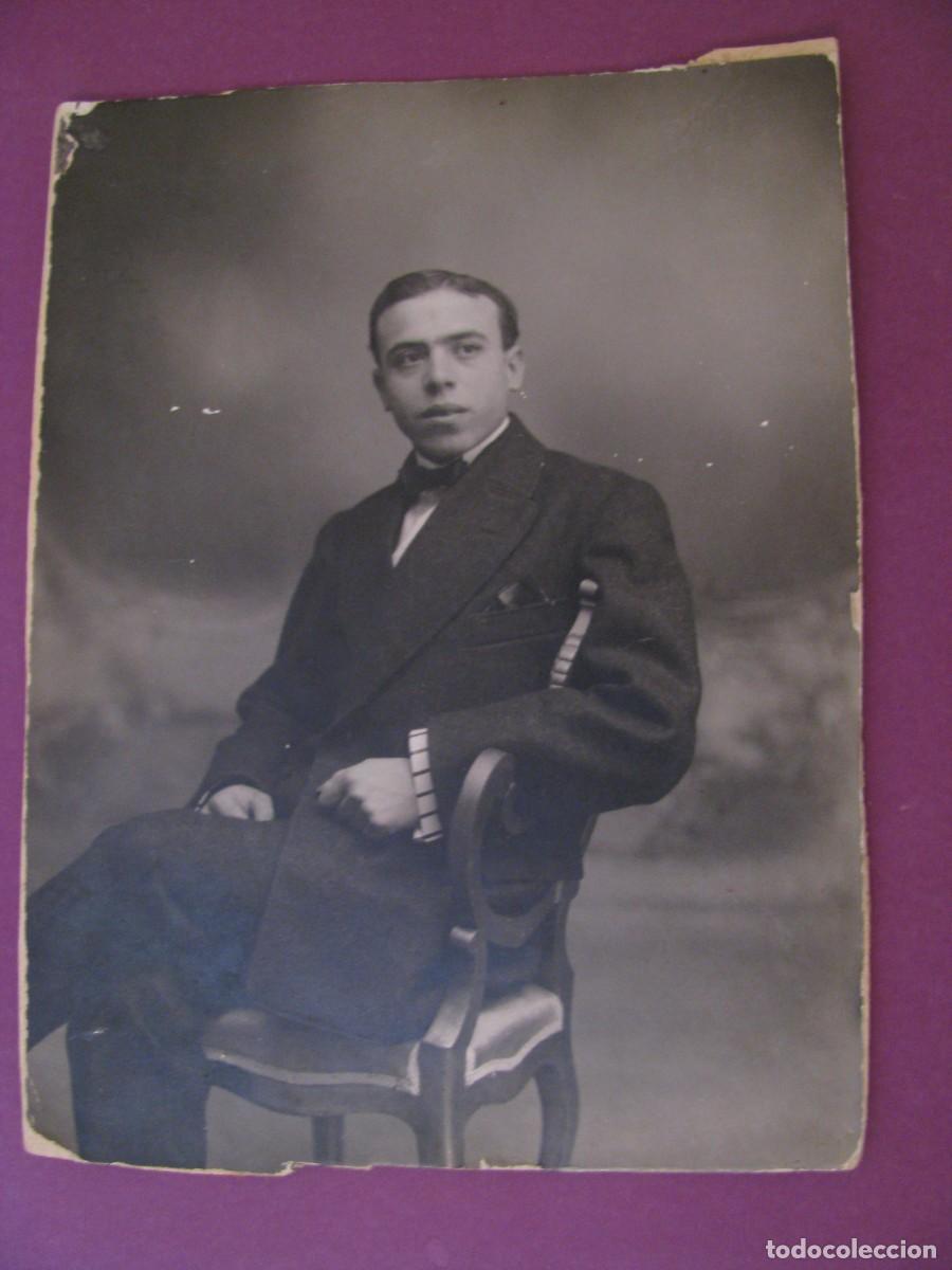 Fotograf&iacute;a antigua: FOTOGRAF&Iacute;A ANTIGUA RETRATO DE HOMBRE SENTADO EN SILLA DE ESTUDIO - A&Ntilde;OS 1910. 16X12 CM