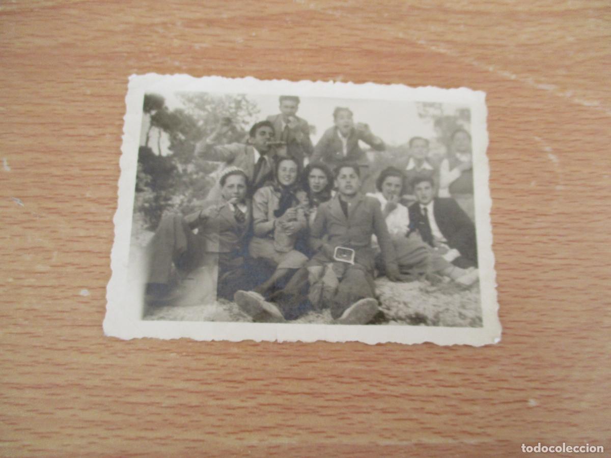 Fotograf&iacute;a antigua: ANTIGUA 1940- Y PEQUE&Ntilde;A ( 5 X 8.5 CM.) FOTO DE GRUPO DE AMIGOS