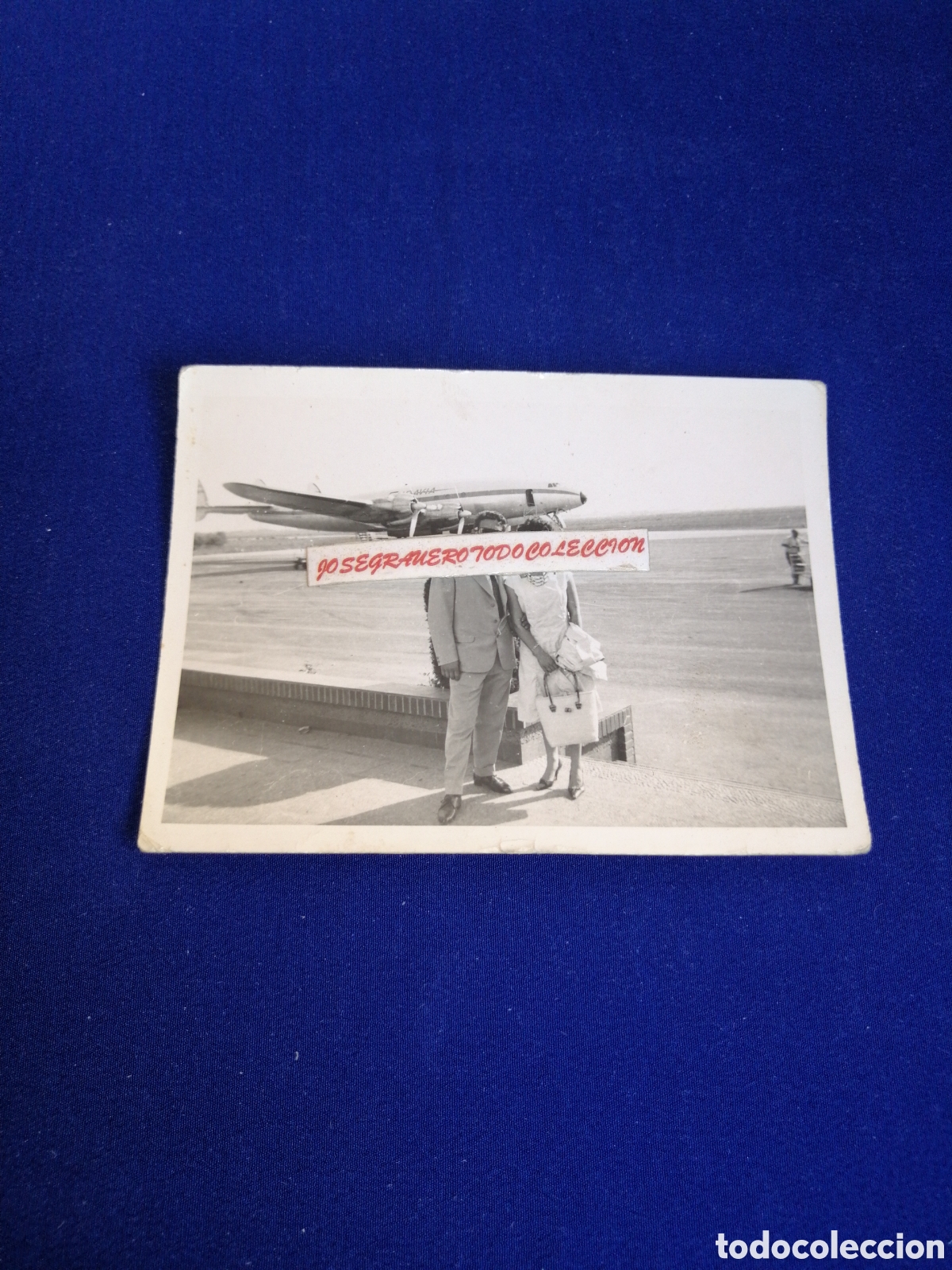 Fotograf&iacute;a antigua: AVION EN PISTA CON MODELOS POSANDO FOTOGRAF&Iacute;A ANTIGUA SIGLO PASADO