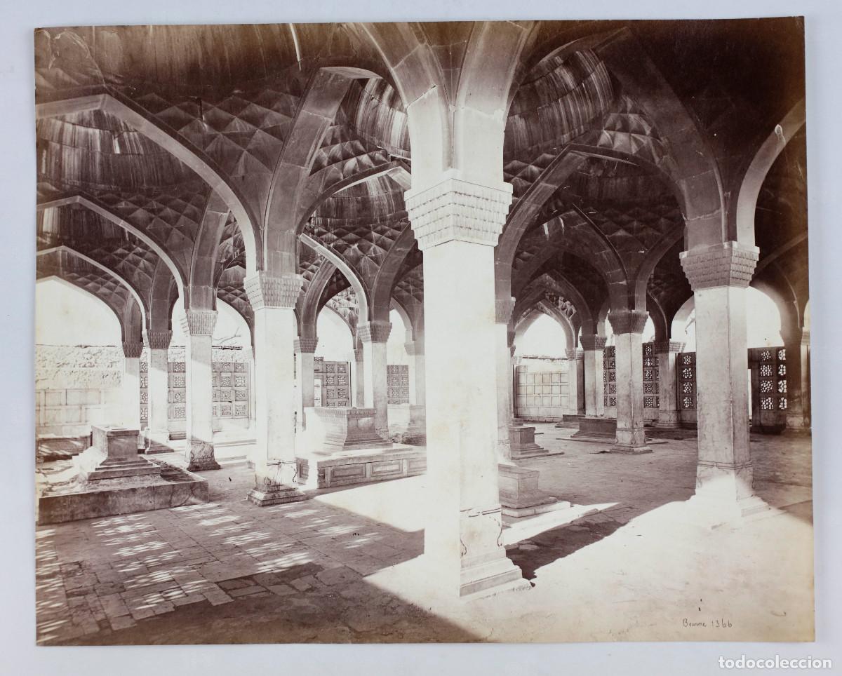 Fotograf&iacute;a antigua: El Sal&oacute;n de los 64 pilares, tumba de Mirza Aziz Koka en Delhi, India. Foto: Samuel Bourne. 1860's.