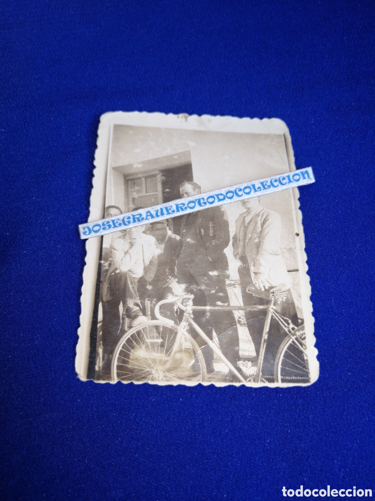 Fotograf&iacute;a antigua: BICICLETA DE CARRERAS CON MODELOS POSANDO FOTOGRAF&Iacute;A ANTIGUA SIGLO PASADO